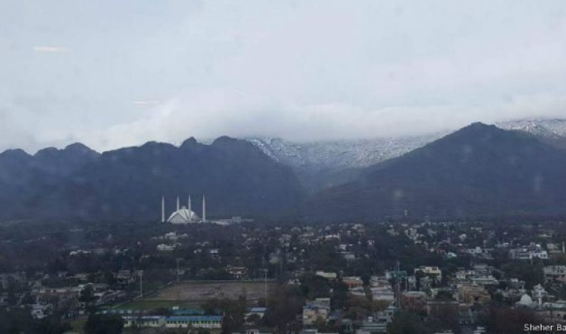 اسلام آباد میں پانچ سال بعد برف باری اسلام آباد میں پانچ سال بعد برف باری