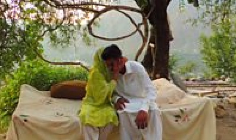 گیارہ سال قبل زلزلے کے نتیجے میں لاپتہ ہونے والے نزاکت کی ملاقات فیس بُک پوسٹ کے بعد ہوئی۔ گیارہ سال قبل زلزلے کے نتیجے میں لاپتہ ہونے والے نزاکت کی ملاقات فیس بُک پوسٹ کے بعد ہوئی۔